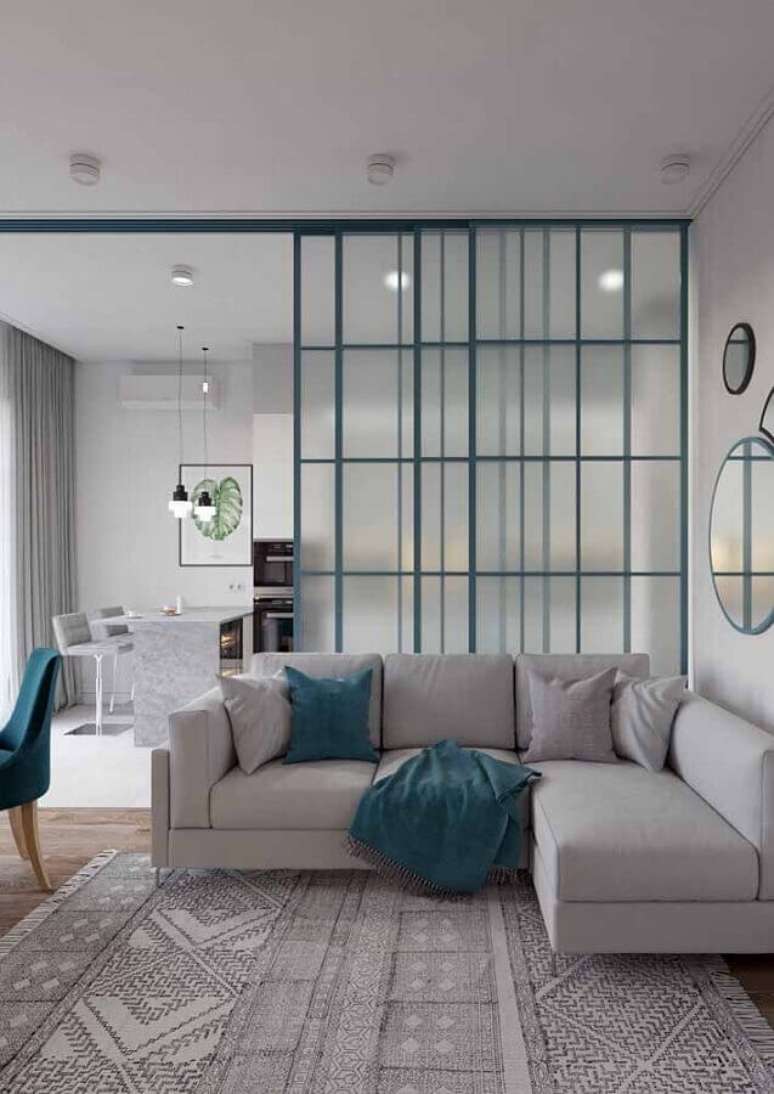 14. Modelos de tapetes para sala cinza moderna decorada com sofá de canto – Foto: Apartment Therapy