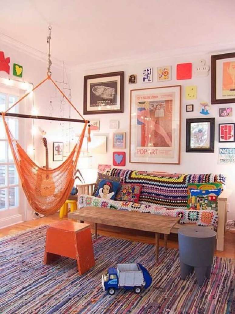 44. A cadeira de rede laranja se mistura na decoração da sala de estar. Fonte Pinterest