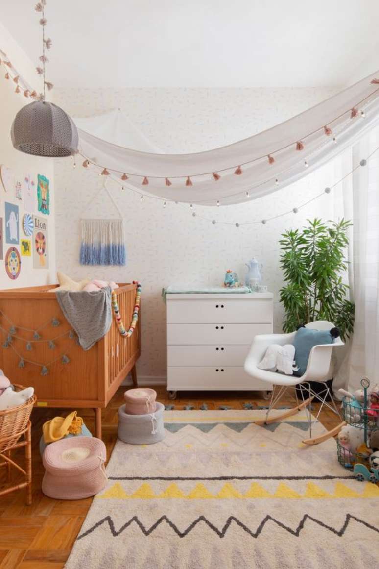 4. Quarto de bebe retro com decoração clara e minimalista – Foto Mimoo Toys