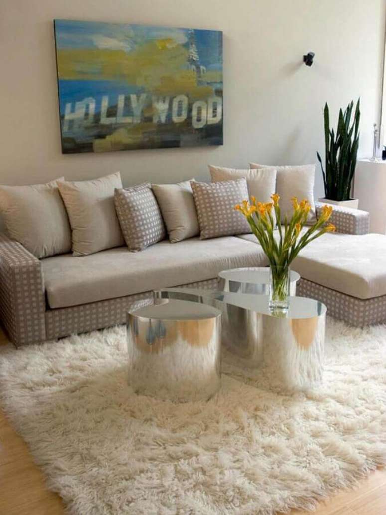 31. Modelo de tapete felpudo para decoração de sala com sofá com chaise – Foto: Pinterest