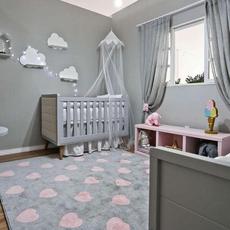 40. Decoração em tons de cinza para quarto de bebê com modelos de tapetes estampado com corações cor de rosa – Foto: Espaço Infantil