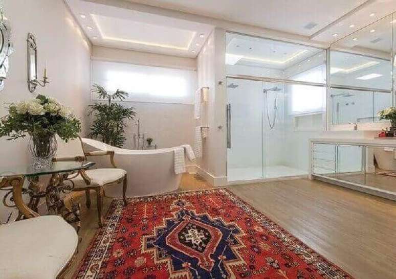 43. Que tal investir em modelos de tapetes persa para decorar seu banheiro de luxo? – Foto: Pinterest