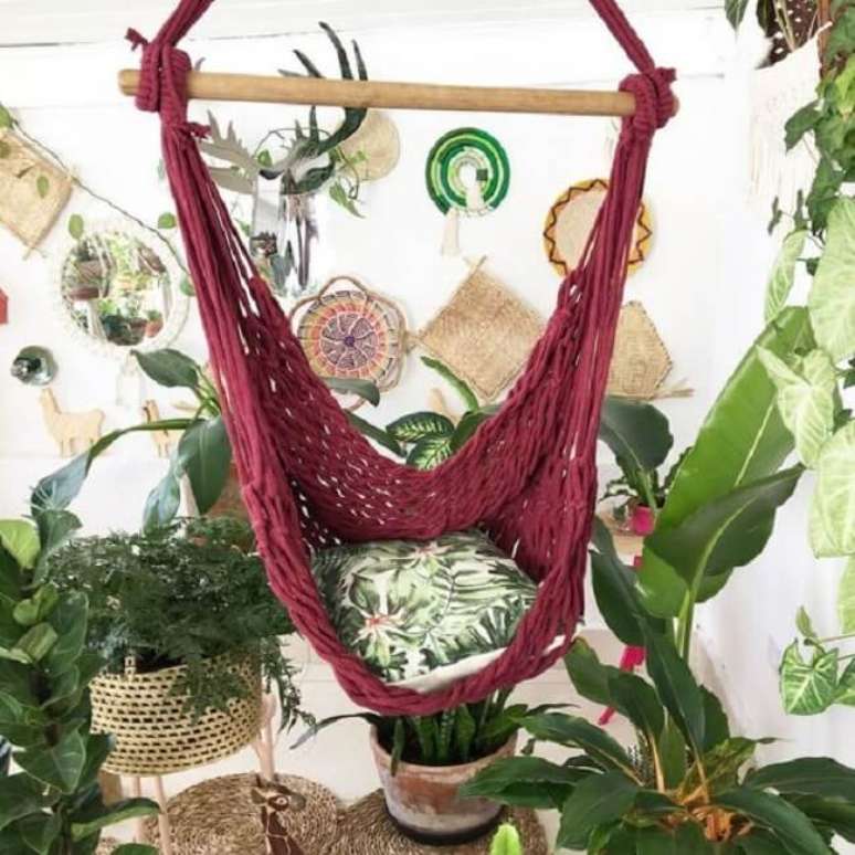13. A cadeira rede de teto vinho se destaca em meio as folhagens. Fonte: Pinterest