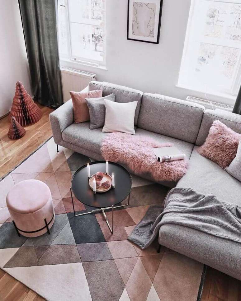 32. Decoração de sala cinza e rosa com modelos de tapete moderno com estampa geométrica – Foto: JERA Arquitetura e Engenharia