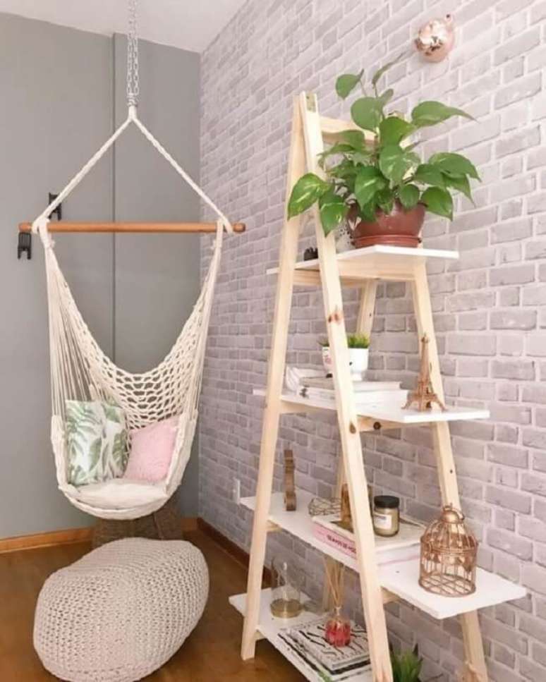 31. Estante escada e rede cadeira suspensa decoram o ambiente. Fonte: Pinterest