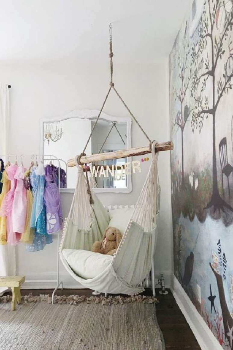 11. A cadeira de rede suspensa decora e traz conforto para o quarto infantil. Fonte: Pinterest