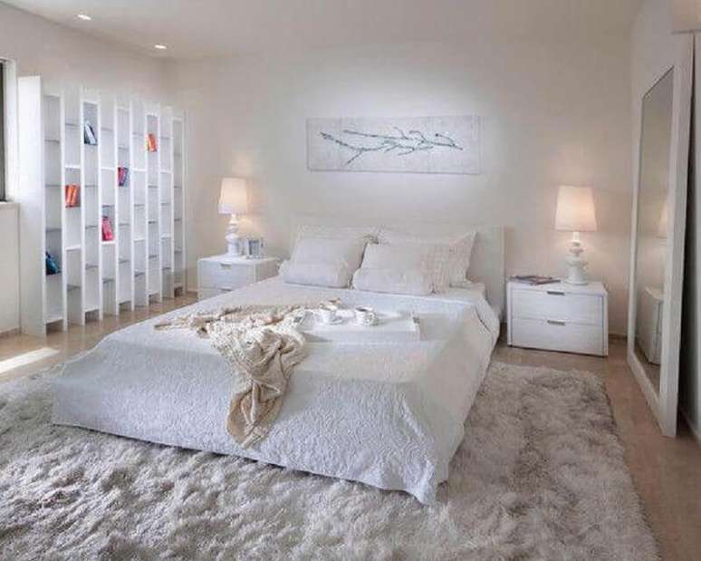 18. Decoração clean com modelo de tapete felpudo para quarto branco – Foto: Houzz