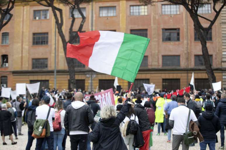 Vendedores ambulantes, donos de restaurantes e taxistas protestam contra restrições em Roma