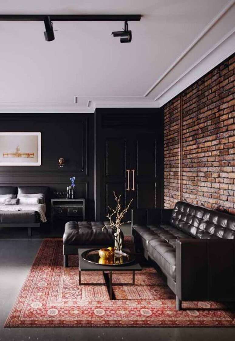67. Modelos de tapetes persa para sala preta decorada com parede de tijolinho à vista – Foto: Jeito de Casa
