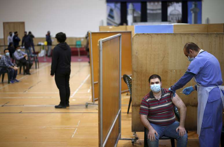 Homem recebe dose de vacina contra Covid-19 em mesquita em Londres
28/03/2021 REUTERS/Henry Nicholls