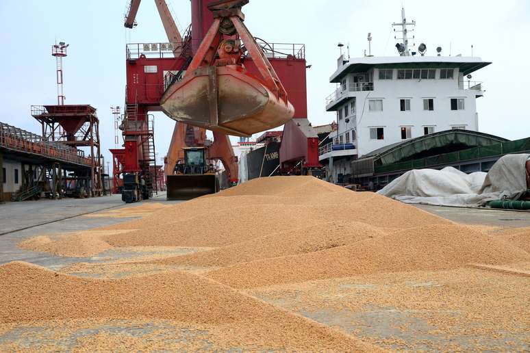 Soja importada é transportada de um navio em porto em Nantong, Jiangsu, na China
REUTERS/Stringer 