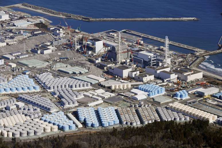 Vista aérea dos tanques de armazenamento de água da usina nuclear de Fukushima, no Japão
13/02/2021 Kyodo/via REUTERS 