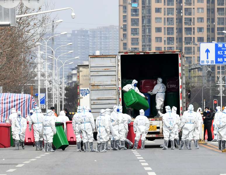 Funcionários em trajes de proteção durante trabalho de desinfecção do mercado de Huanan, em Wuhan, na China
04/03/2020 cnsphoto via REUTERS