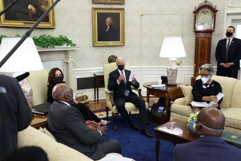 Biden durante reunião com parlamentares na Casa Branca
 13/4/2021   REUTERS/Tom Brenner