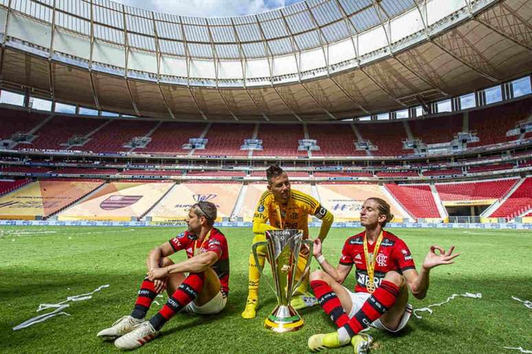 Diego, Diego Alves e Filipe Luís posam com taça da Supercopa (Foto: Marcelo Cortes/Flamengo)