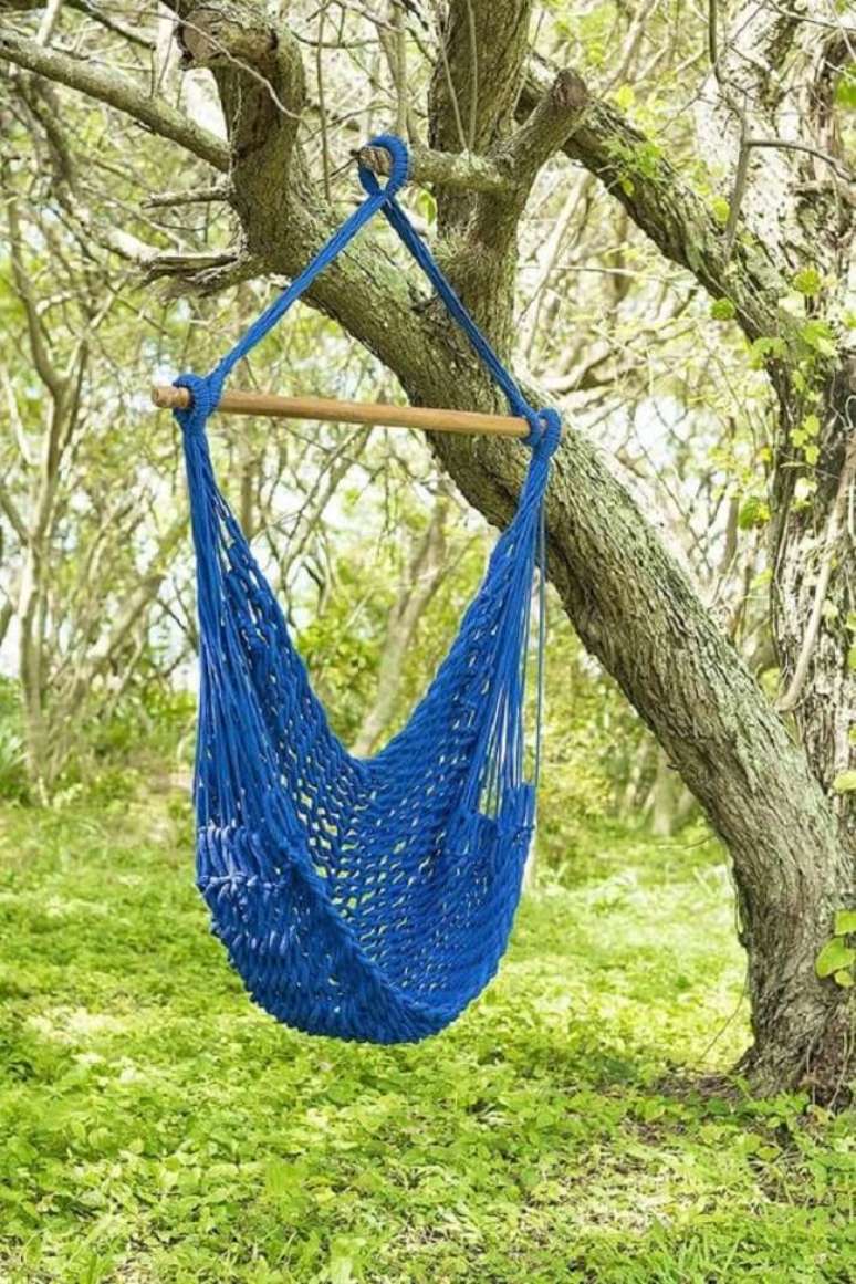 7. A rede cadeira suspensa azul traz conforto para aqueles que desejam apreciar a natureza. Fonte: Casa MinD