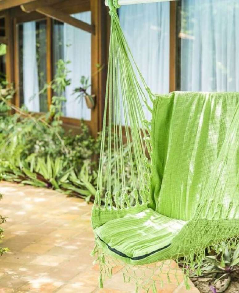41. O tom verde da cadeira de balanço rede se mistura com as plantas do jardim. Fonte: Teixeira Redes