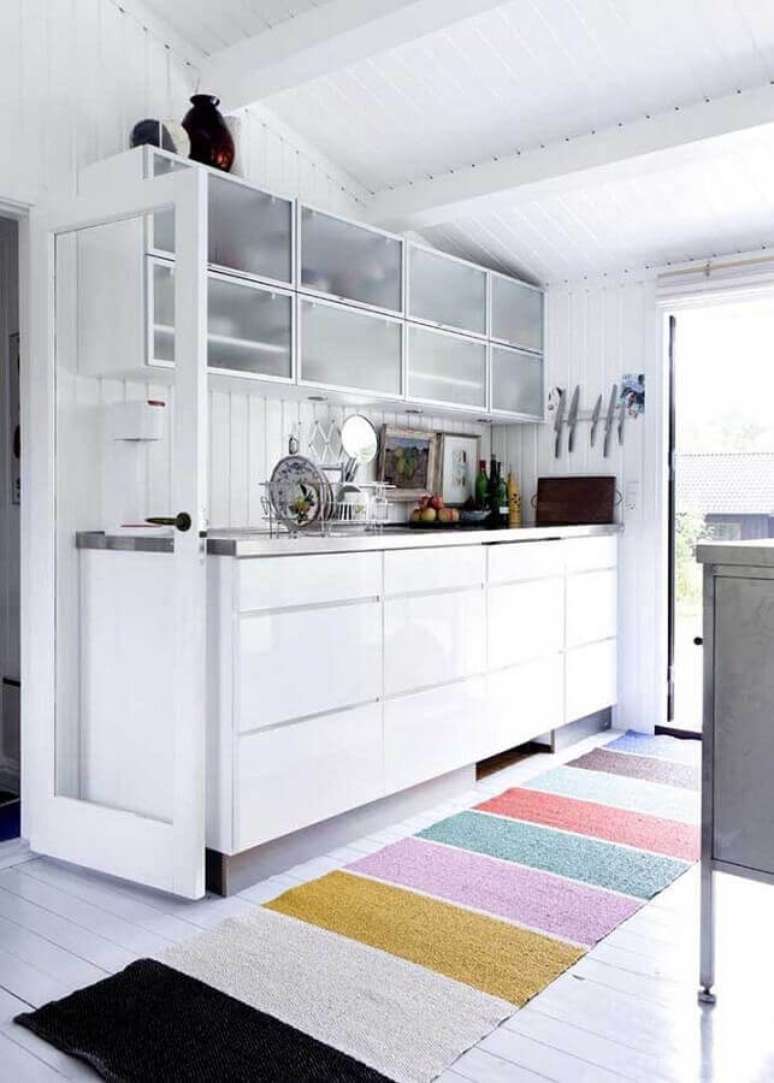 16. Modelo de tapete para cozinha branca decorada com estilo simples – Foto: Apartment Therapy