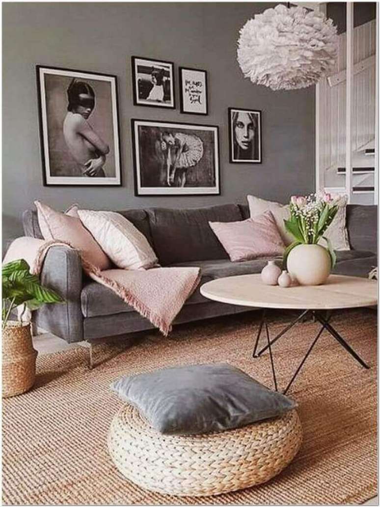 71. Modelos de tapetes sisal para decoração de sala cinza com detalhes em cor de rosa – Foto: A Casa Delas