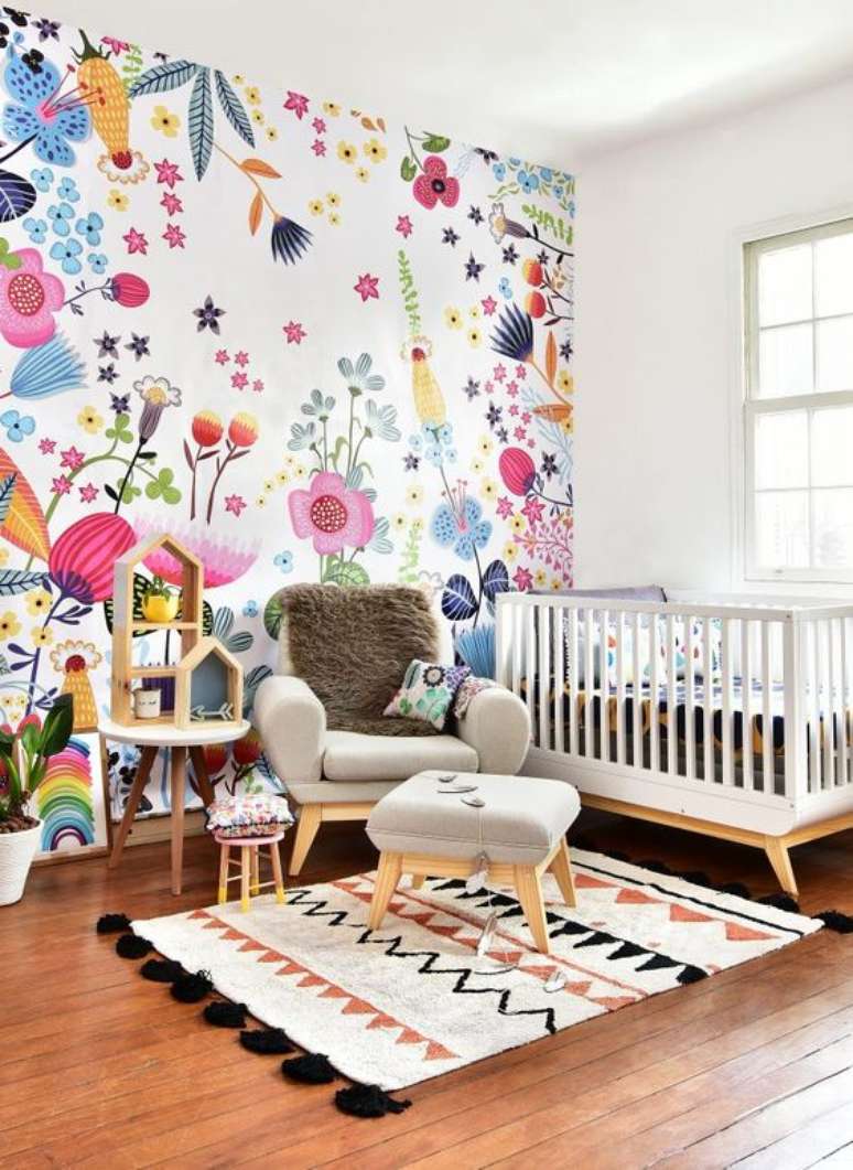11. Quarto de bebe retro colorido com papel de parede floral – Foto Mooui