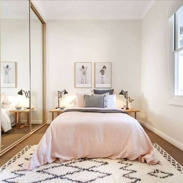 42. Modelo de tapete para quarto de casal simples decorado com guarda roupa espelhado – Foto: Estopolis