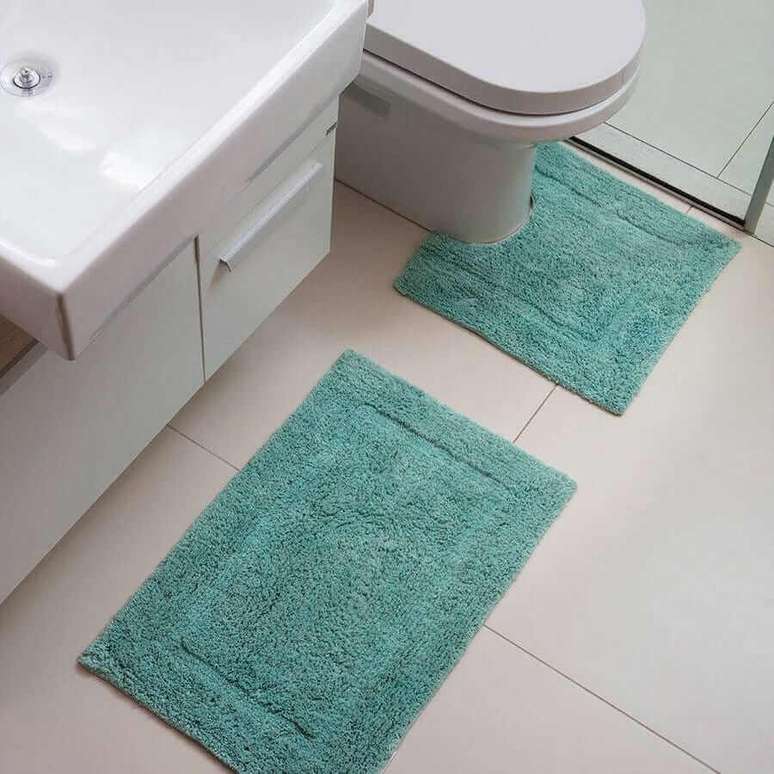 55. Modelos de tapetes para banheiro simples decorado – Foto: WP Tapetes