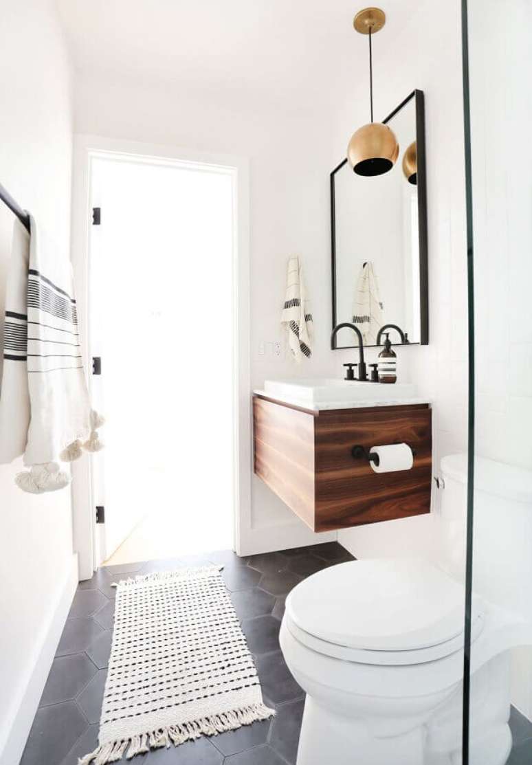 37. Decoração clean com modelo de tapete para banheiro pequeno decorado com gabinete de madeira suspenso – Foto: Pinterest