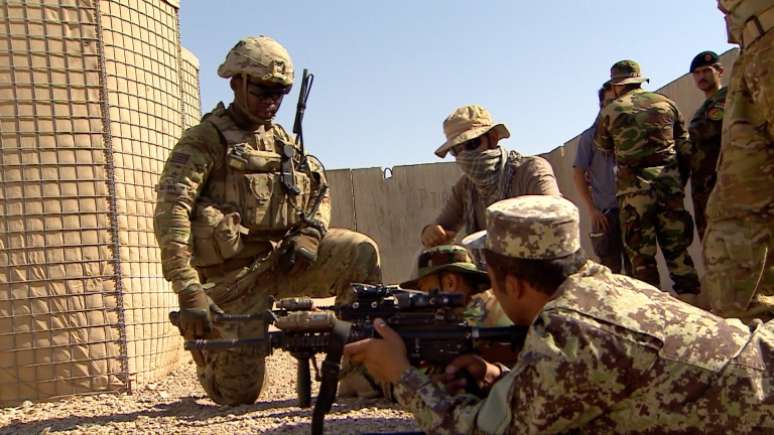 Tropas americanas no Afeganistão, em foto de 2016; governo Biden deve descumprir acordo feito sob Trump, que previa saída de soldados até maio