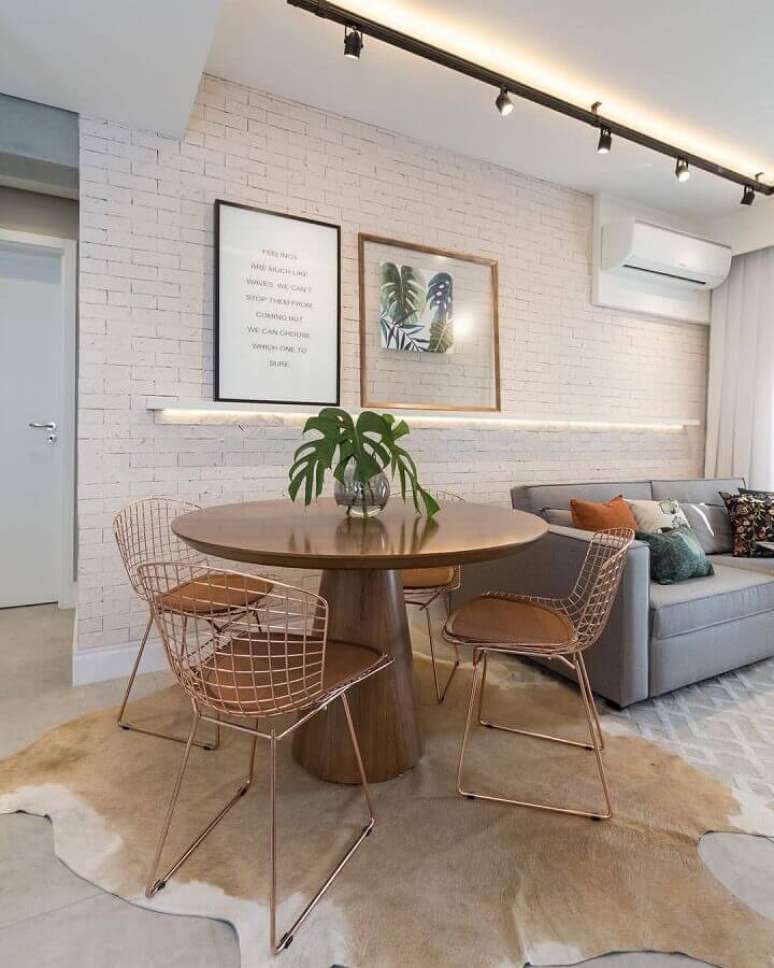 9. Modelo de tapete de couro para decoração de sala de jantar integrada com sala de estar – Foto: Pinosy