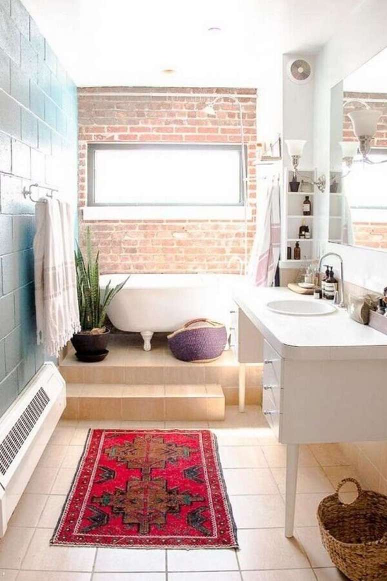 48. Modelo de tapete simples para banheiro decorado com gabinete branco e banheira pequena – Foto: Pinterest
