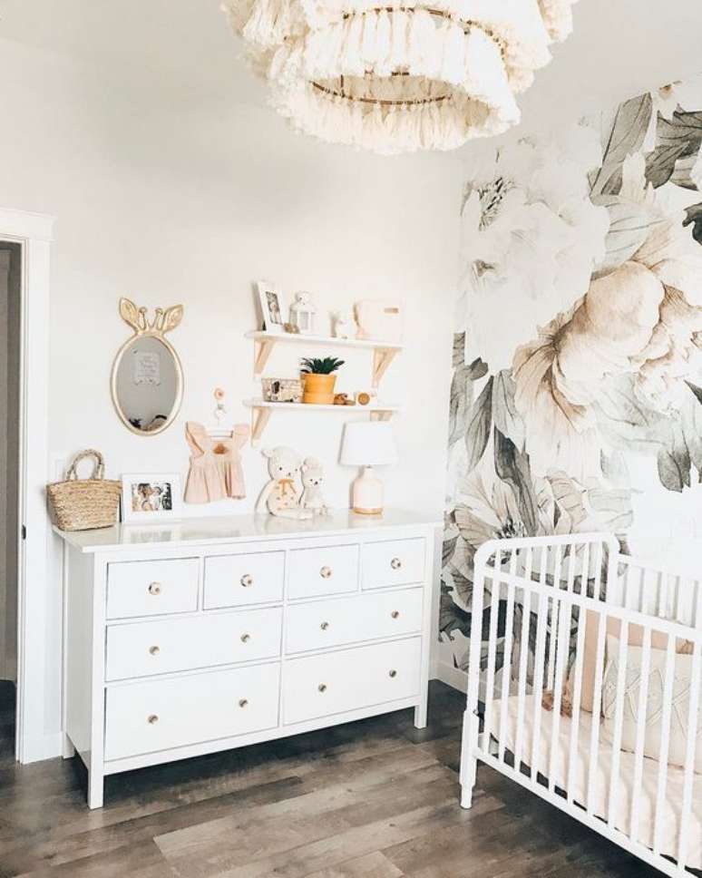 55. Quarto de bebe retro branco com papel de parede floral – Foto Project Nursery