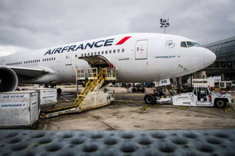 Avião da Air France no Aeroporto Charles de Gaulle, perto de Paris