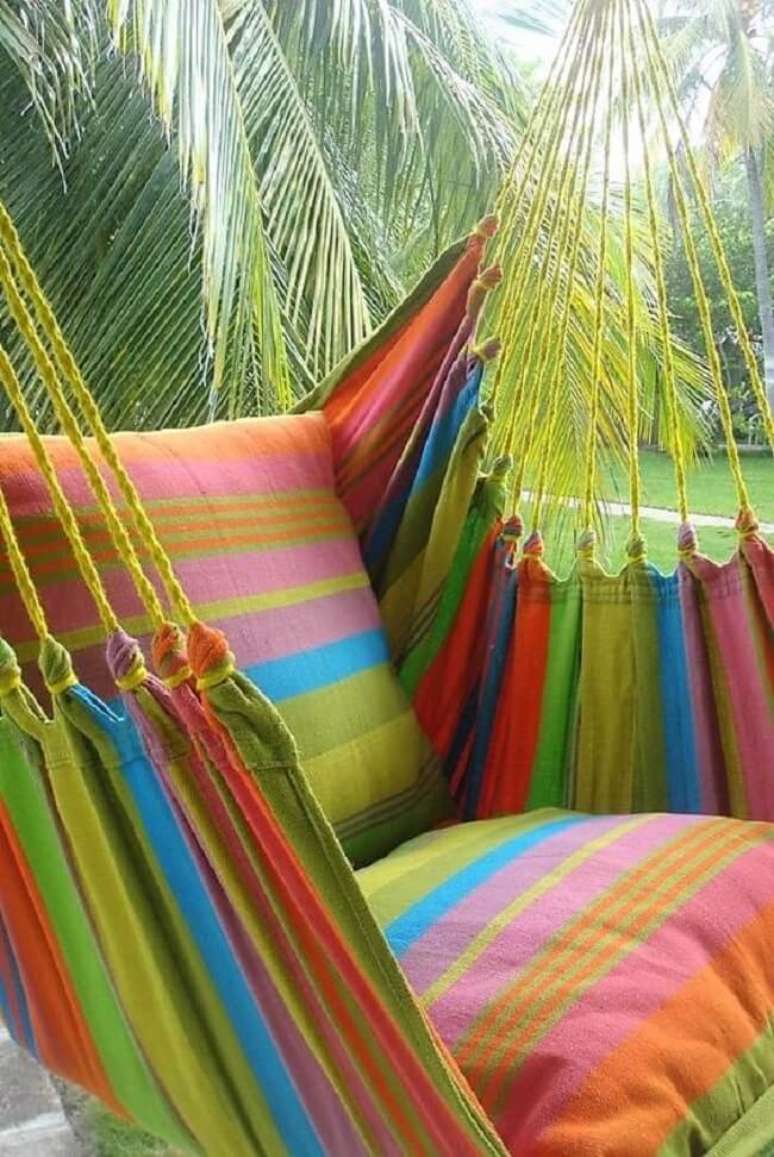 46. Traga alegria para a decoração com a rede cadeira colorida. Fonte: Pinterest