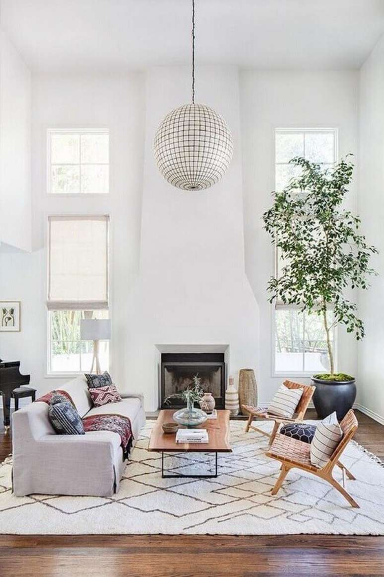 63. Modelos de tapetes para sala de estar com decoração clean – Foto: Elle Decor