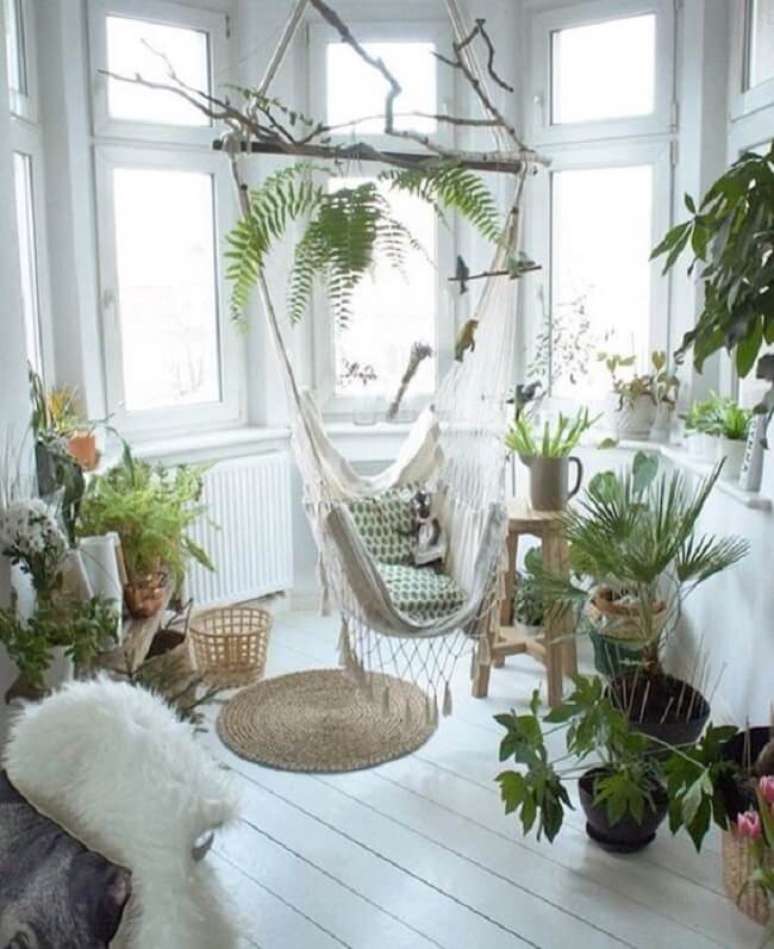 26. Crie um espaço aconchegante com plantas e cadeira rede de teto. Fonte: Pinterest