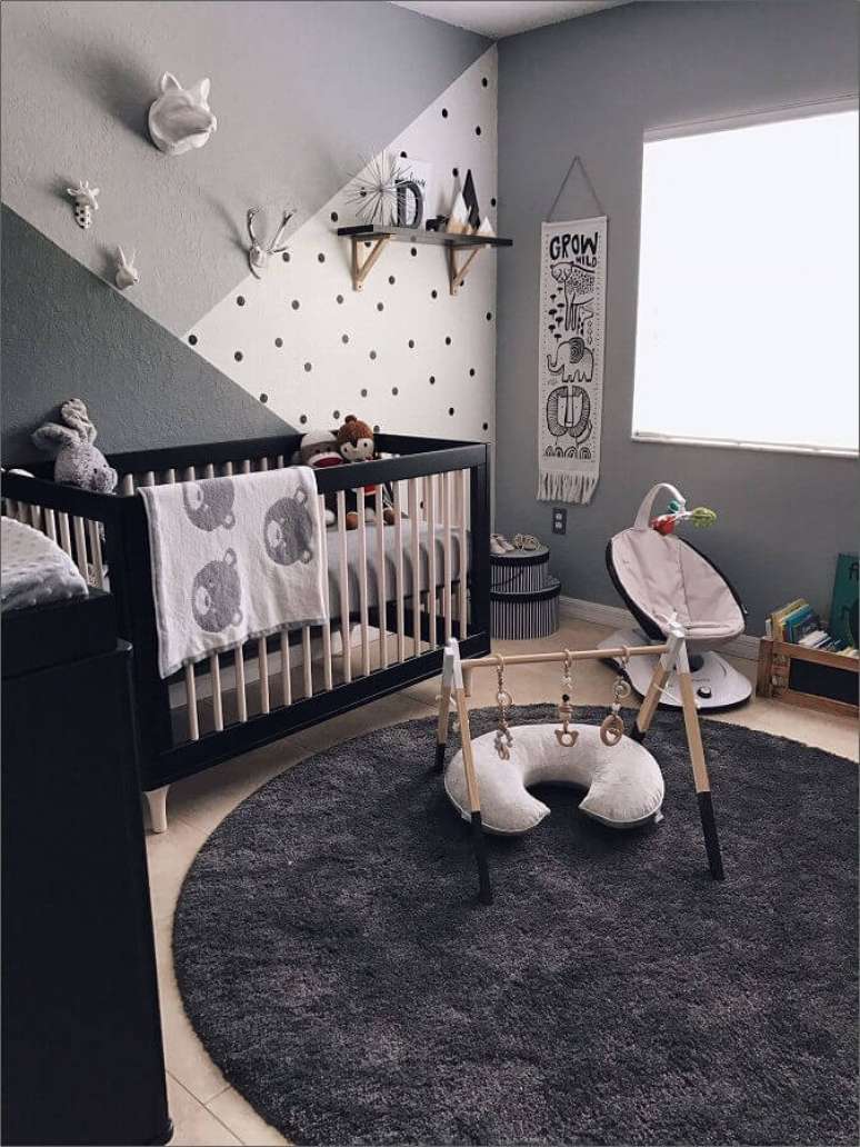 39. Modelo de tapete para quarto de bebê cinza com decoração moderna – Foto: HomeDeco
