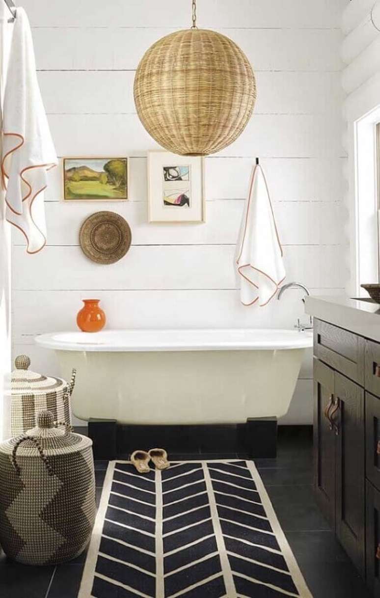 36. Modelo de tapete para banheiro decorado com banheira pequena – Foto: Pinterest