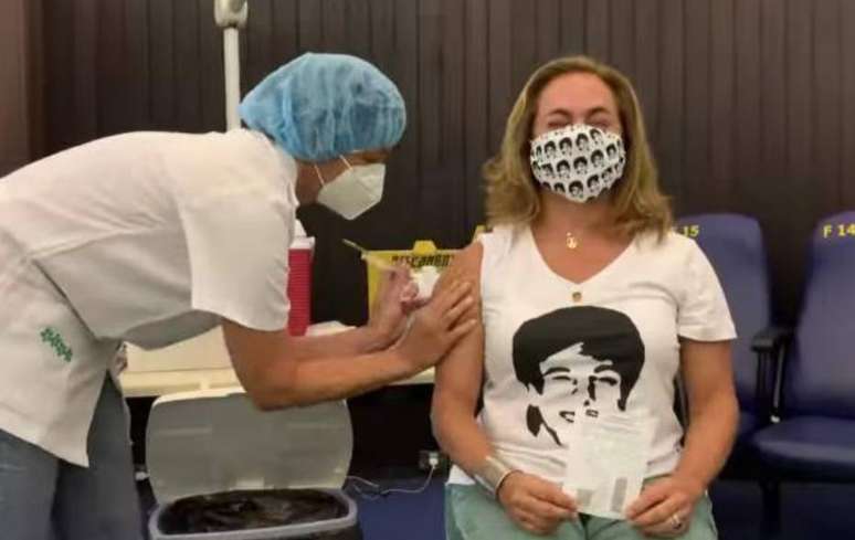 Cissa Guimarães sendo imunizada contra a covid-19