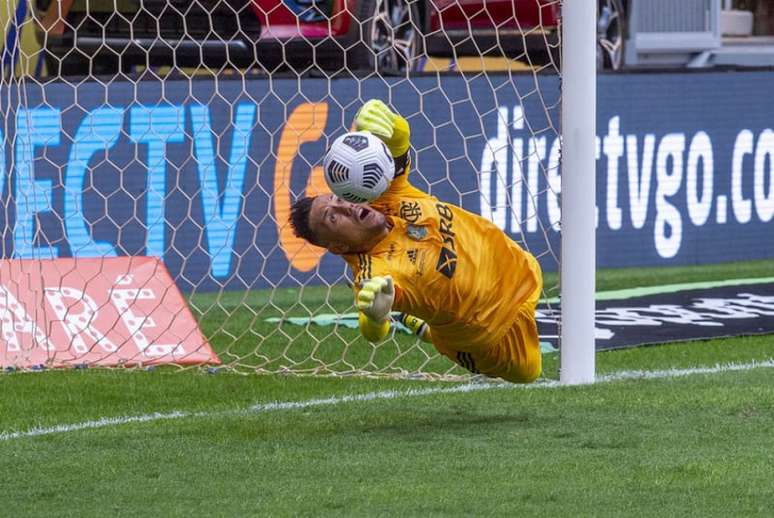 O momento de uma das defesas de Diego Alves na Supercopa do Brasil (Foto: Marcelo Cortes/Flamengo)