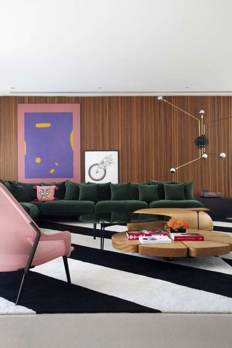 66. Modelos de tapetes para sala de estar moderna decorada com poltrona rosa – Foto: Casa de Valentina