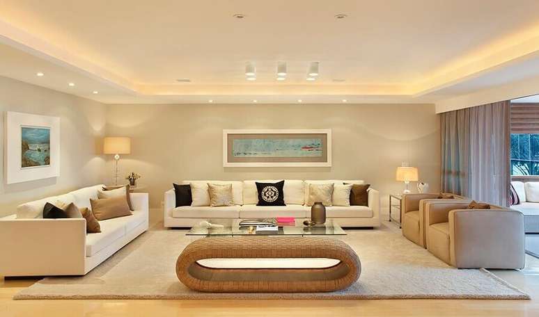 62. Modelos de tapetes para sala de estar ampla decorada em tons de bege – Foto: Roberta Devisate