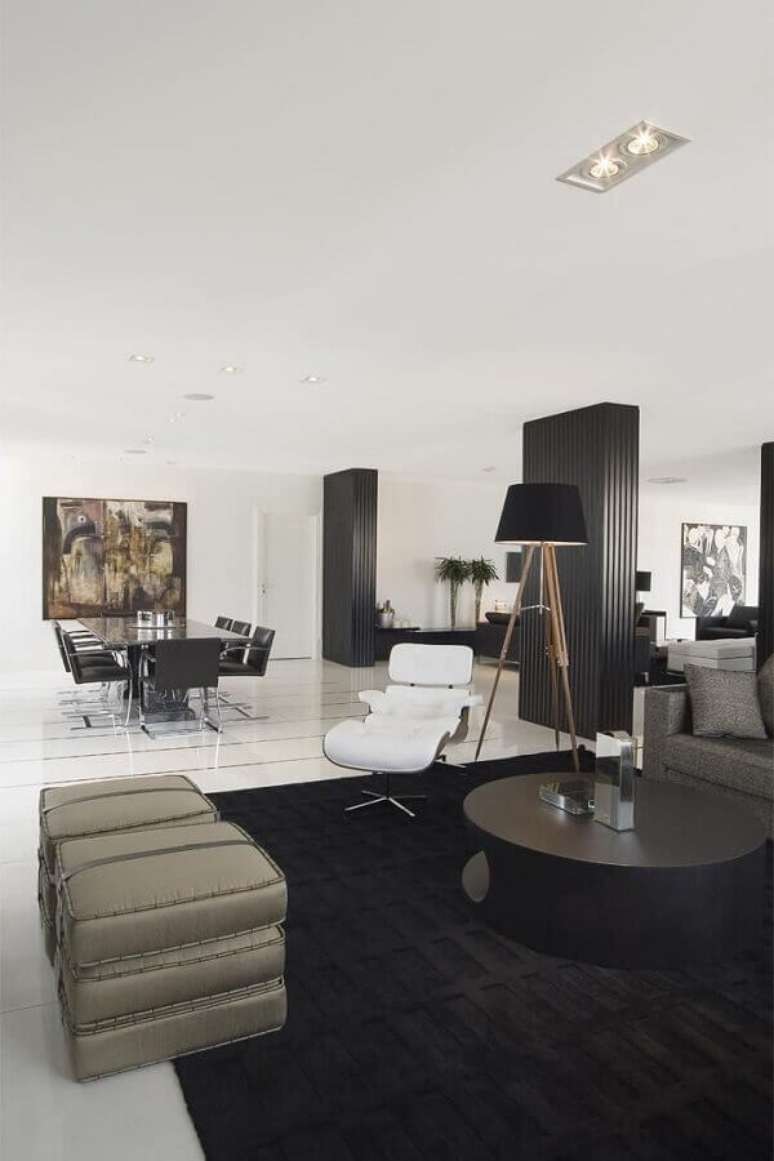 69. Decoração de sala moderna com modelo de tapete preto – Foto: Jayme Bernardo