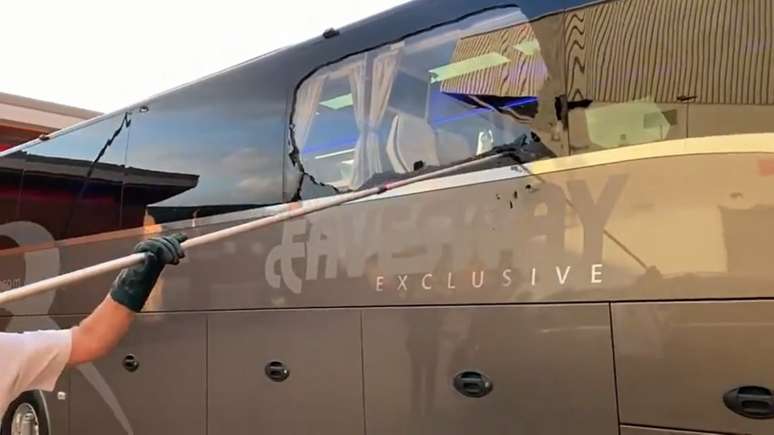 Ônibus do Real Madrid com a proteção do vidro quebrada (Foto: Reprodução)
