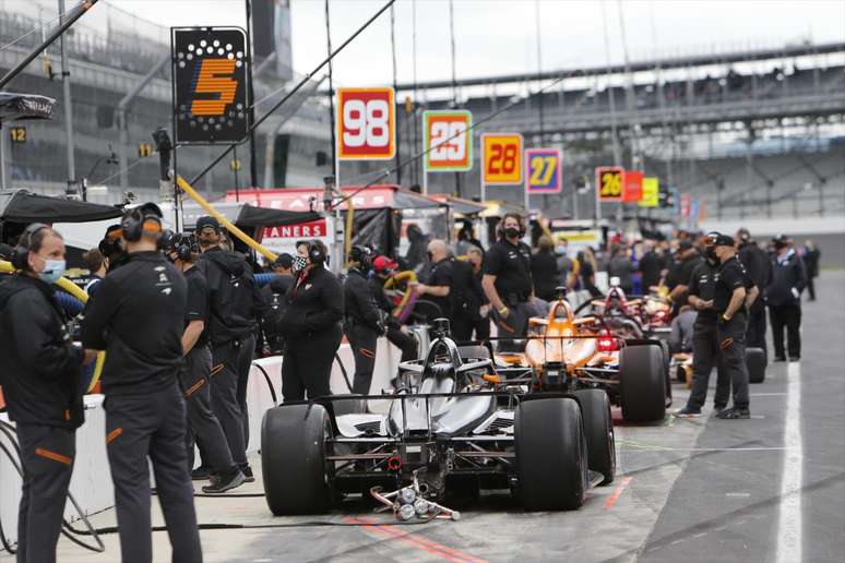 A fila de carros para tomar a pista em teste no oval de Indianápolis 