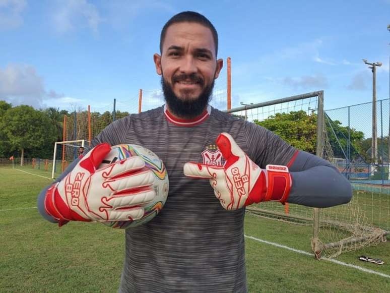 Marcão atingiu a marca de 50 jogos defendendo o Sergipe e comemorou o feito (Foto: Divulgação/Sergipe)