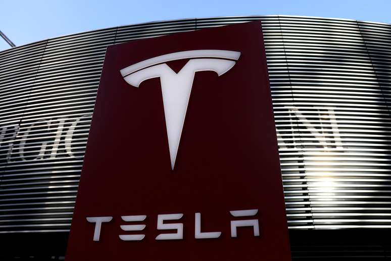 A Tesla, que entrou no mercado chinês em 2013, atualmente domina o mercado de carros elétricos premium do país