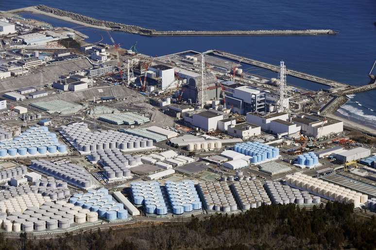 Vista aérea mostra tanques de armazenamento de água tratada na usina nuclear Fukushima, destruída pelo tsunami
13/02/2021
Kyodo/via REUTERS