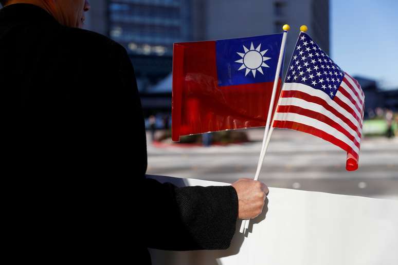 Manifestante com bandeiras de Taiwan e EUA em Burlingame, Califórnia (EUA) 
14/01/2017
REUTERS/Stephen Lam