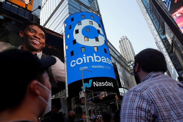 Logo da Coinbase exibido em telão da Nasdaq na Times Square, em Nova York (EUA) 
14/04/2021
REUTERS/Shannon Stapleton