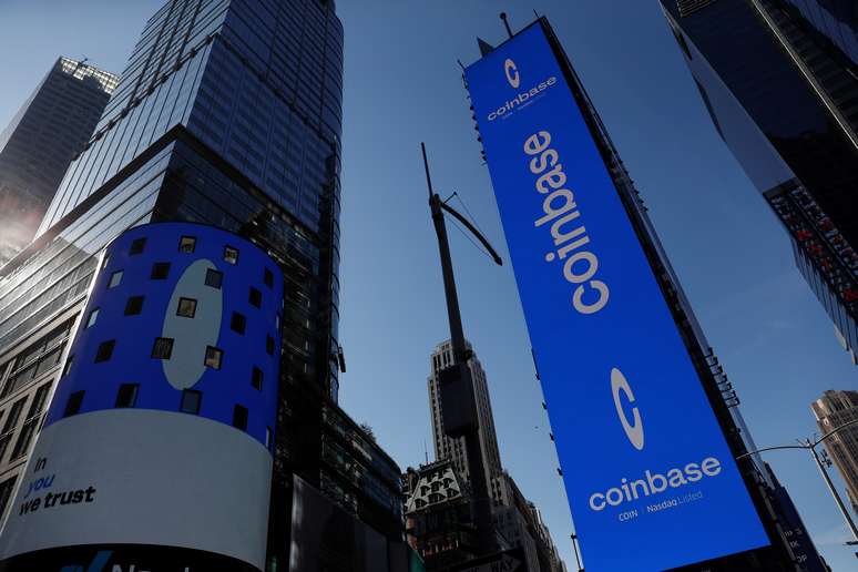 Logo da Coinbase exibido em telão da Nasdaq na Times Square, em Nova York (EUA) 
14/04/2021
REUTERS/Shannon Stapleton